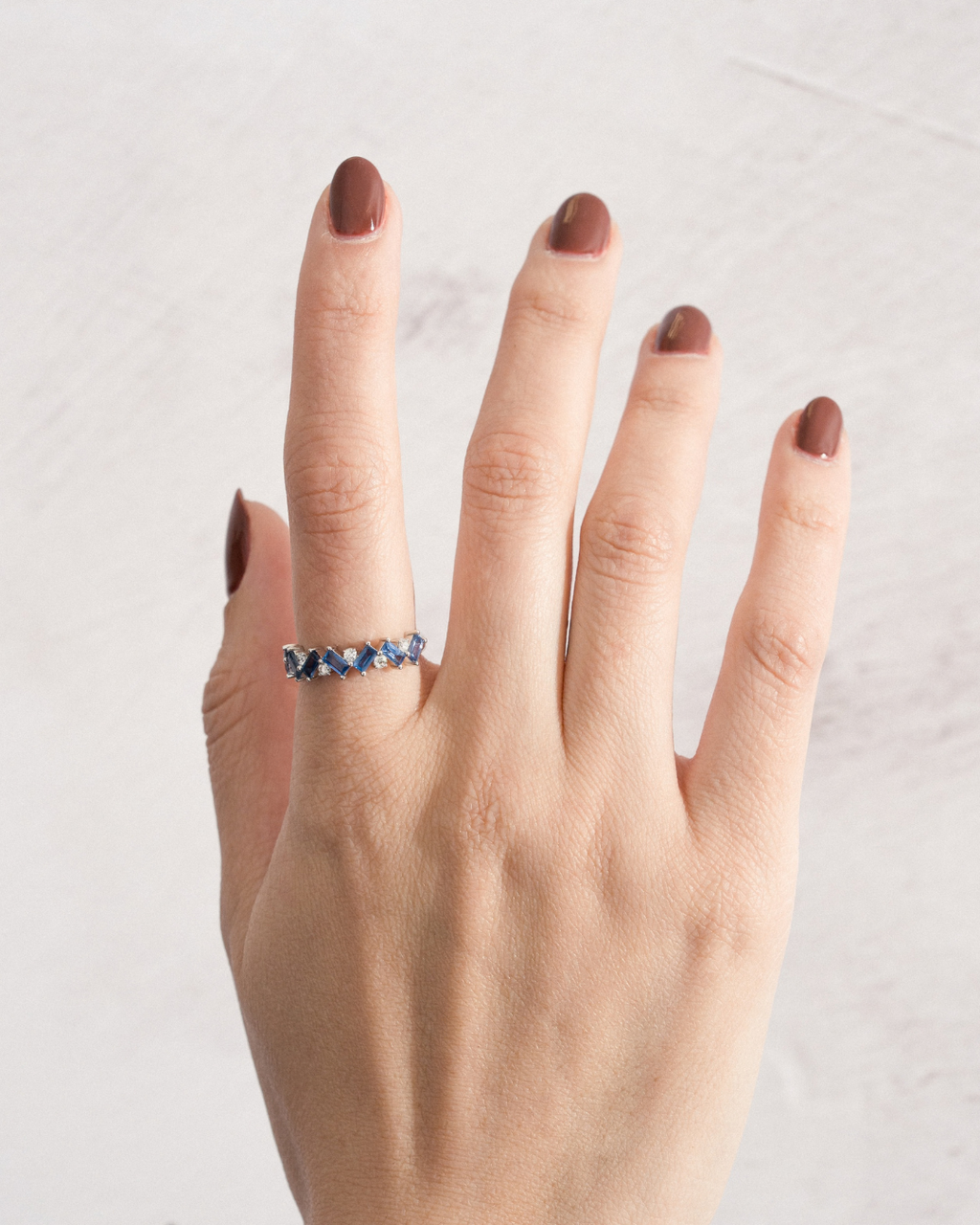 Anillo de zigzag de zafiros