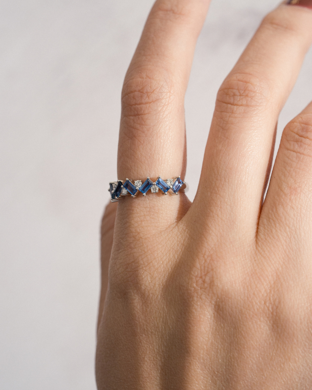 Anillo de zigzag de zafiros