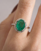 Anillo Esmeralda Oval con Halo de Diamantes