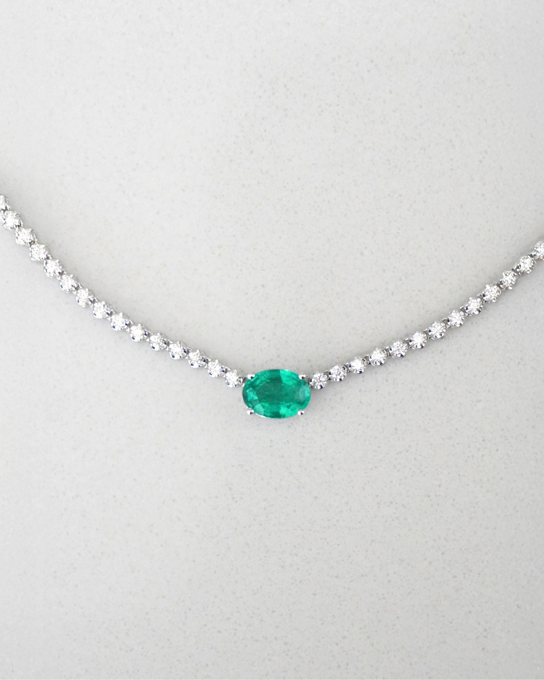 Collar Medio Tennis de Diamantes con Esmeralda