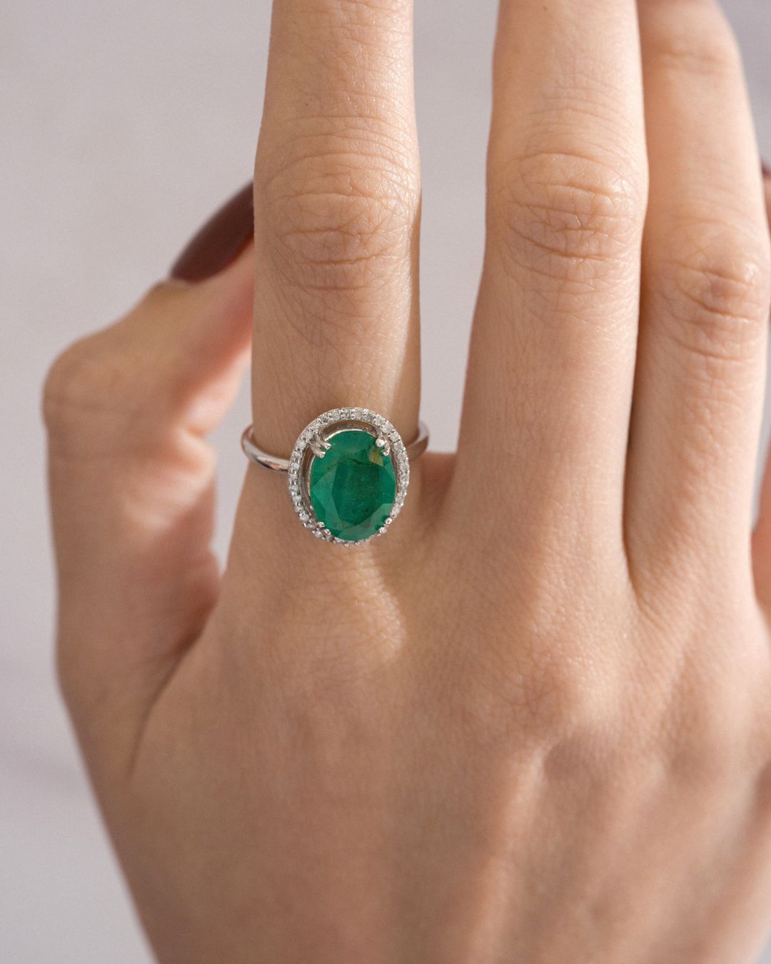 Anillo Esmeralda Oval con Halo de Diamantes