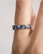 Anillo de zigzag de zafiros