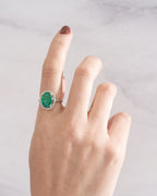 Anillo Esmeralda Oval con Halo de Diamantes