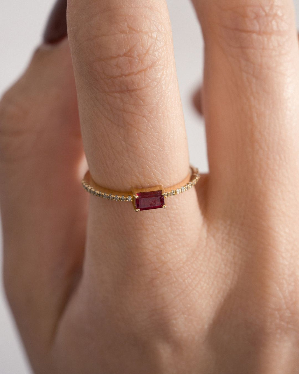 Anillo Rubí con Diamantes Pavé