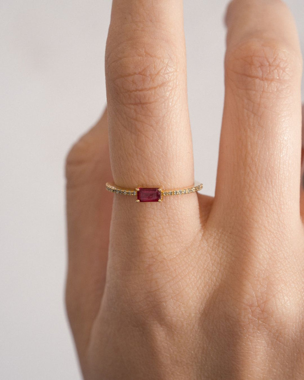 Anillo Rubí con Diamantes Pavé