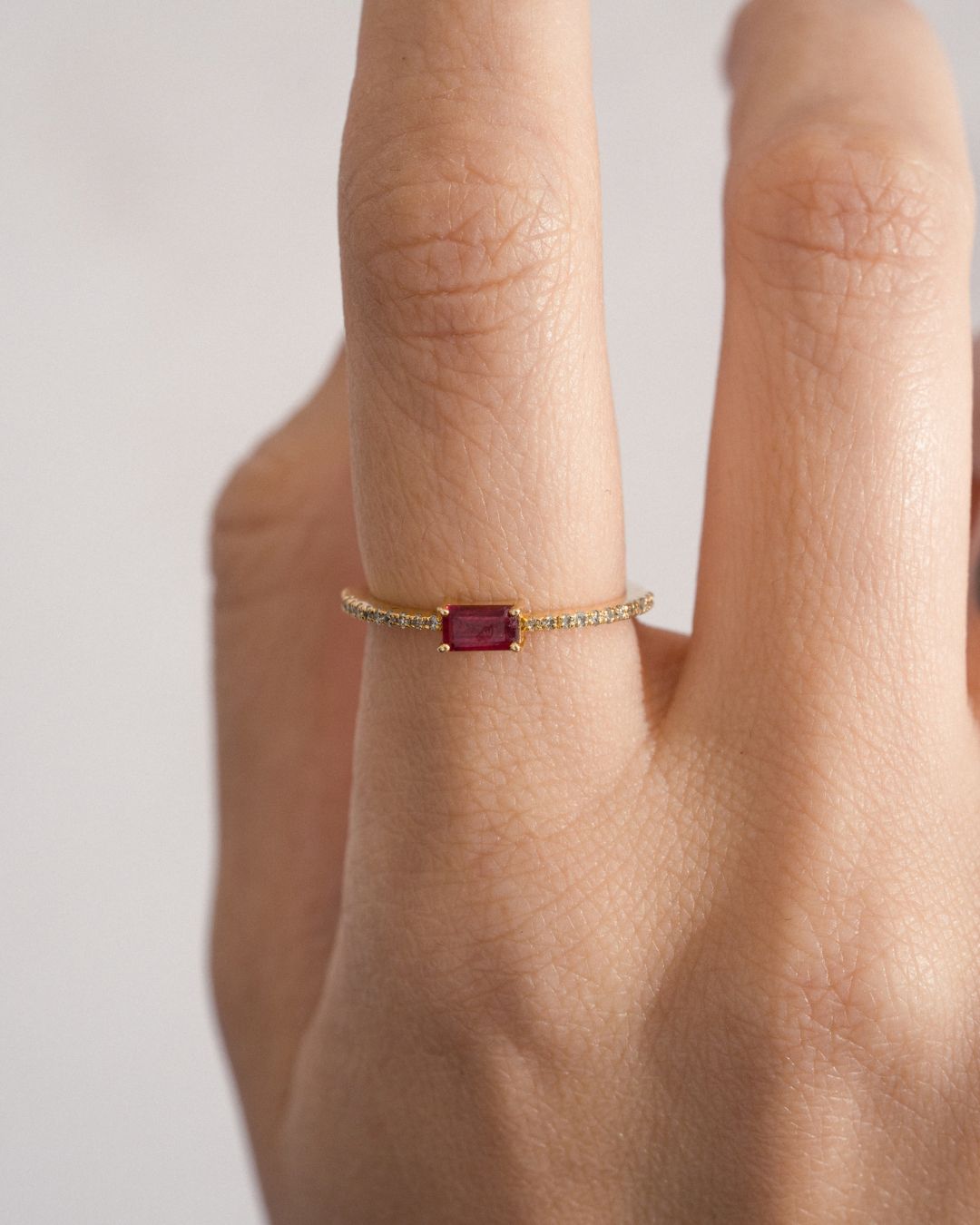 Anillo Rubí con Diamantes Pavé